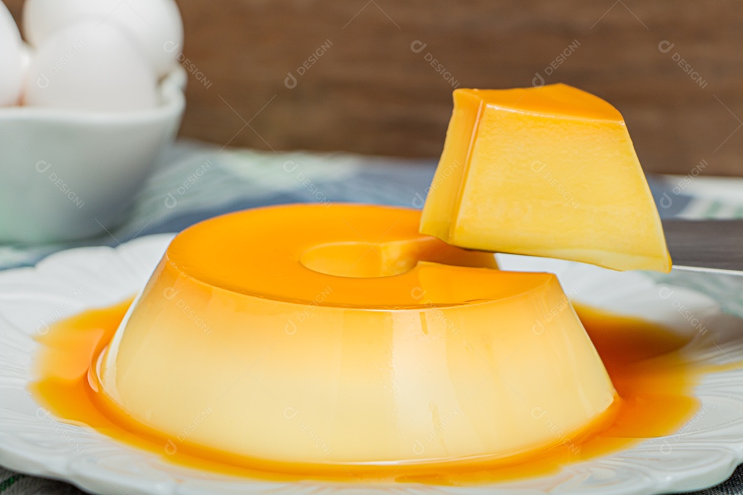 Pudim de leite doce comida sobre prato branco