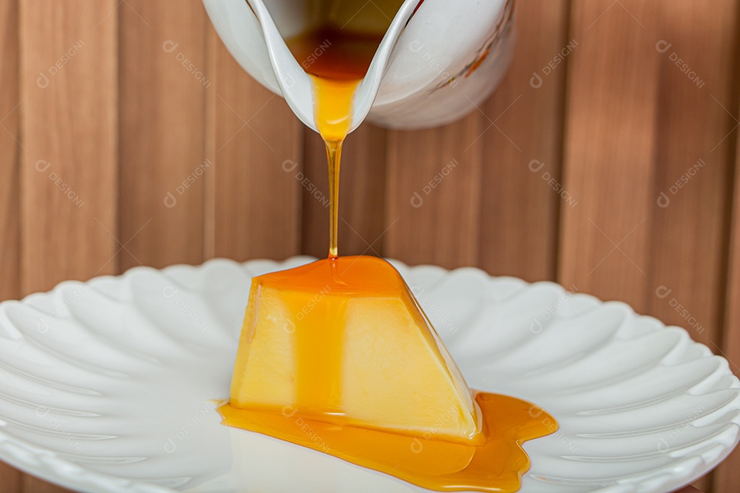 Pudim de leite doce comida sobre prato branco