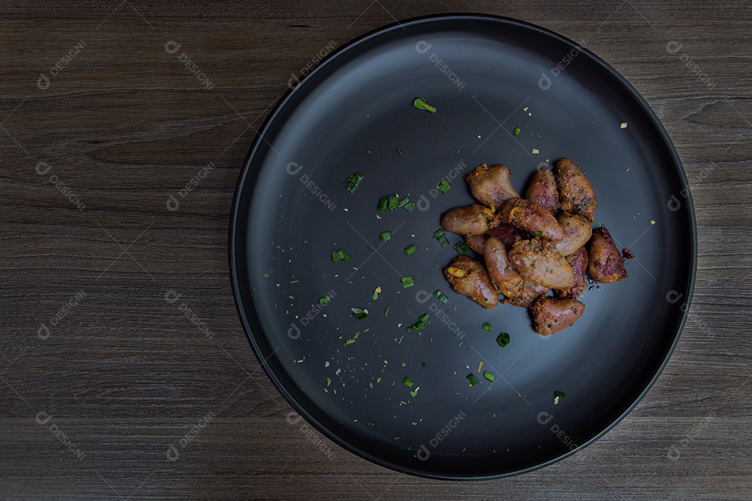 Mombar comida sobre uma mesa madeira