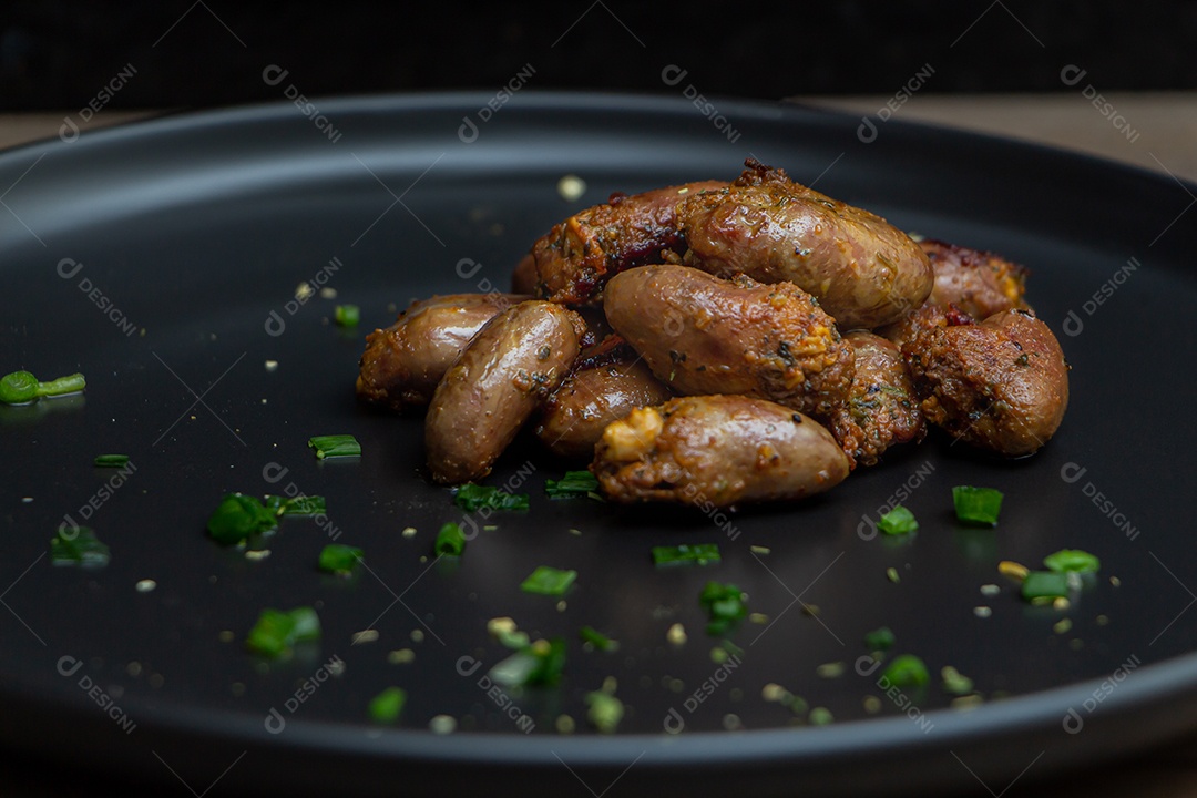 Mombar comida sobre uma mesa madeira