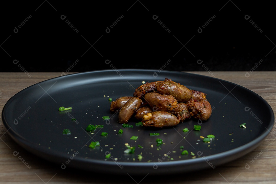 Mombar comida sobre uma mesa madeira