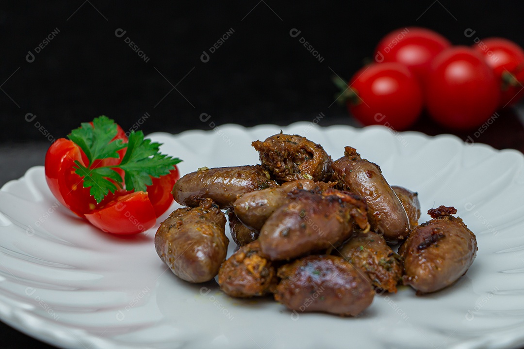 Mombar comida sobre uma mesa madeira