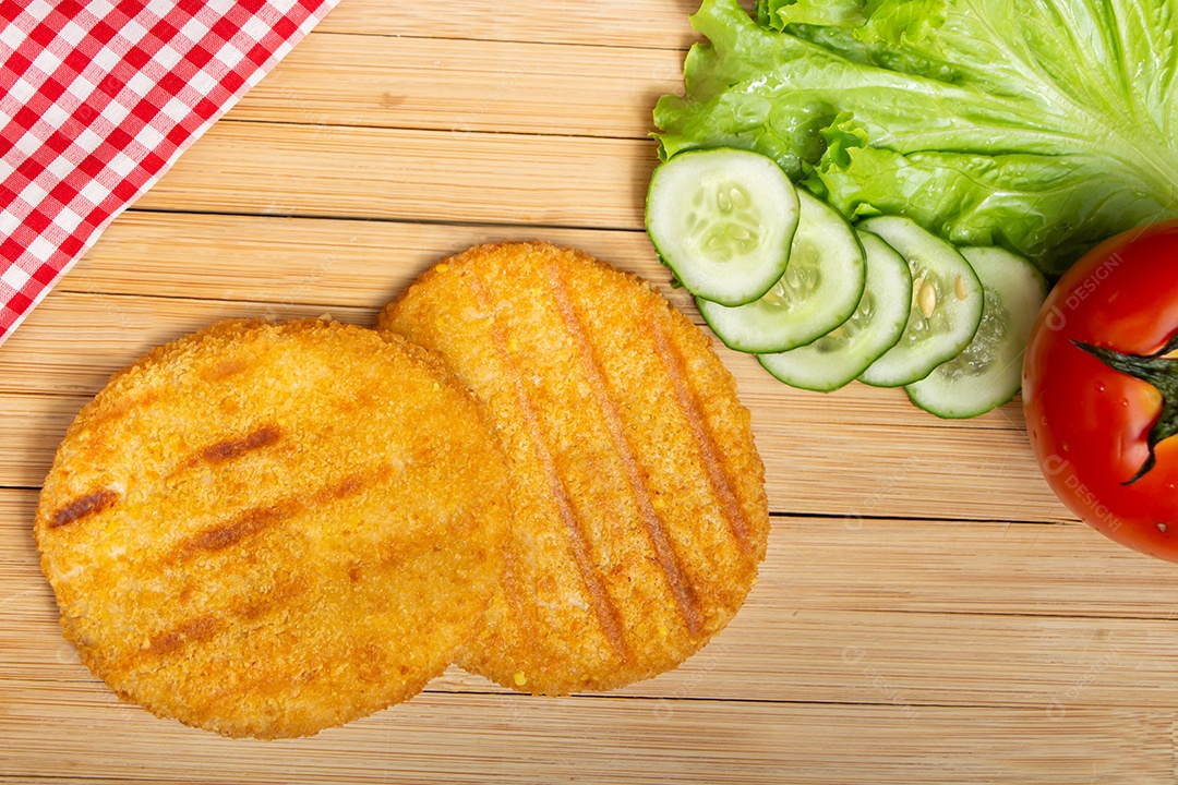 Carne de frango empanada mesa madeira