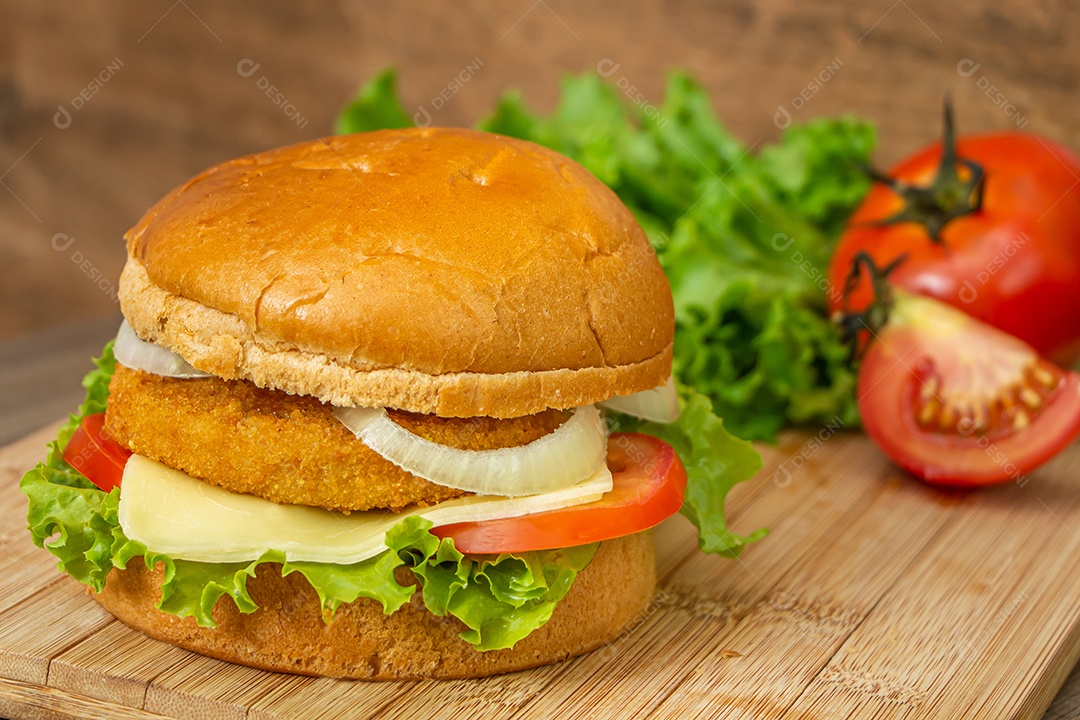 Hamburguer de carne de frango empanada mesa madeira