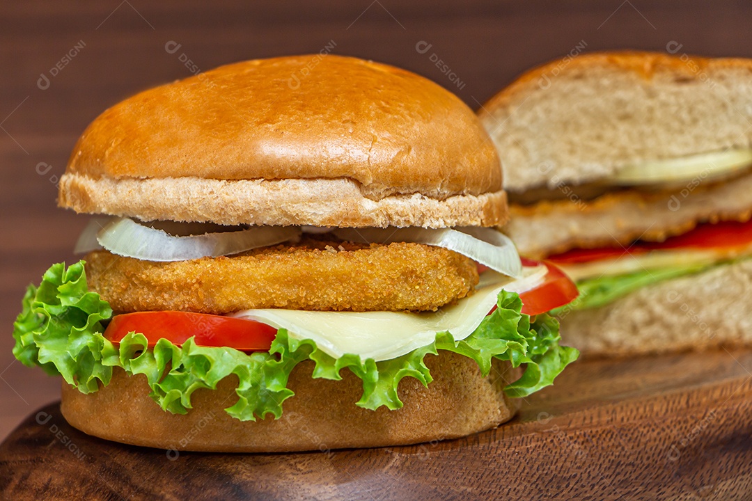 Hamburguer de carne de frango empanada mesa madeira