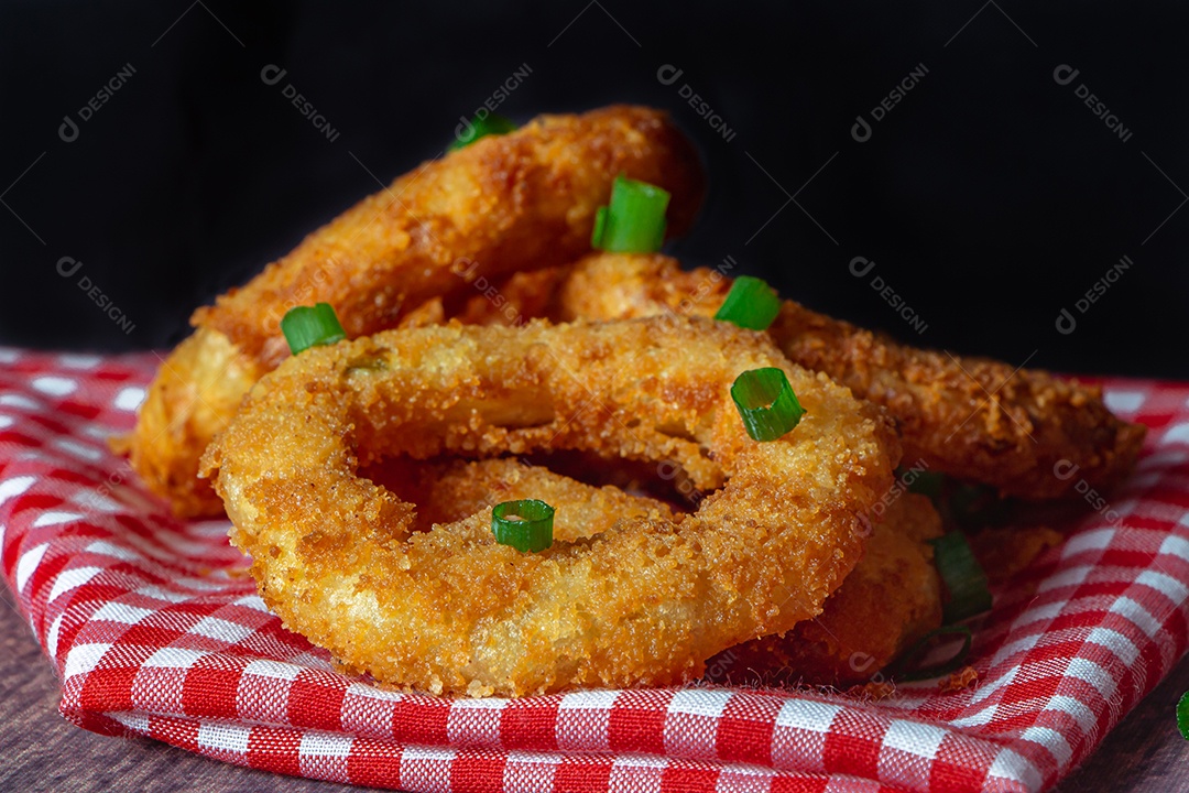 Anéis de cebola comida fundo isolado preto