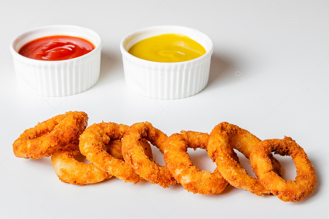 Anéis de cebola comida fundo isolado branco