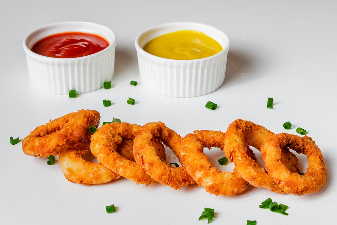 Anéis de cebola comida fundo isolado branco