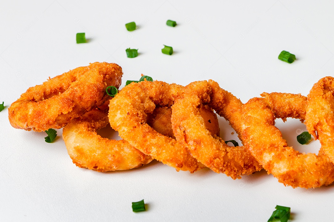 Anéis de cebola comida fundo isolado branco
