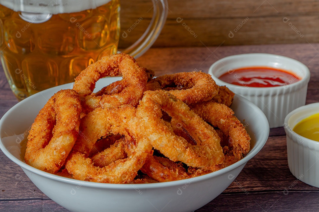 Anéis de cebola comida fundo sobre uma mesa de madeira