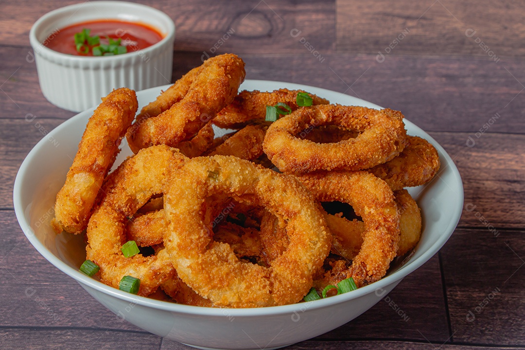 Anéis de cebola comida sobre uma tigela branca