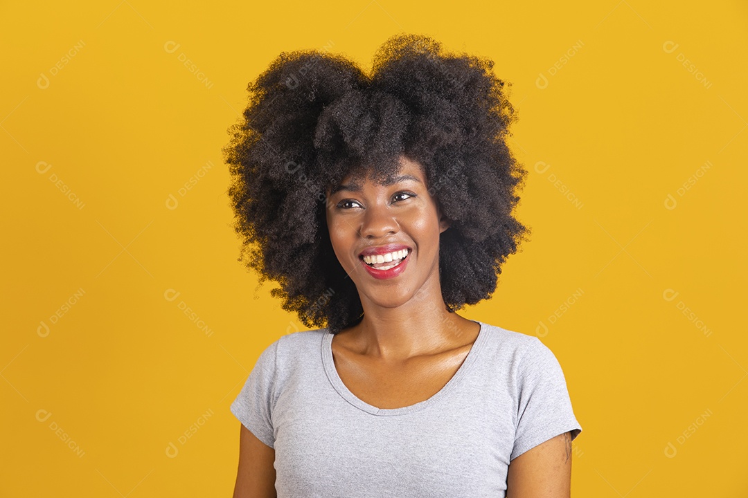 Mulher jovem morena cabelo afro sobre fundo isolado amarelo
