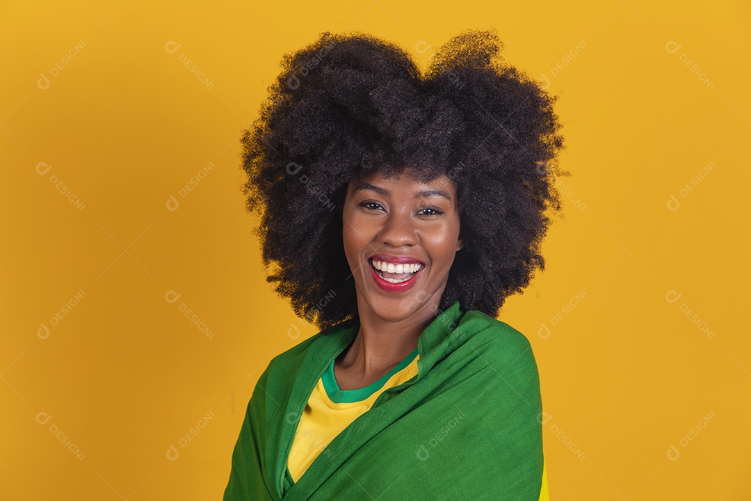 Linda mulher jovem morena segurando bandeira do brasil cabelo afro sobre fundo isolado amarelo