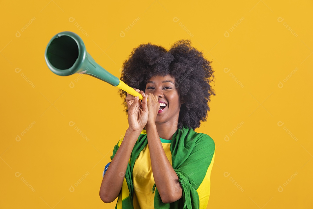 Linda mulher jovem morena segurando bandeira do brasil cabelo afro sobre fundo isolado amarelo