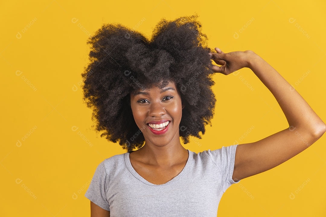 Mulher jovem morena cabelo cacheado sobre fundo isolado amarelo