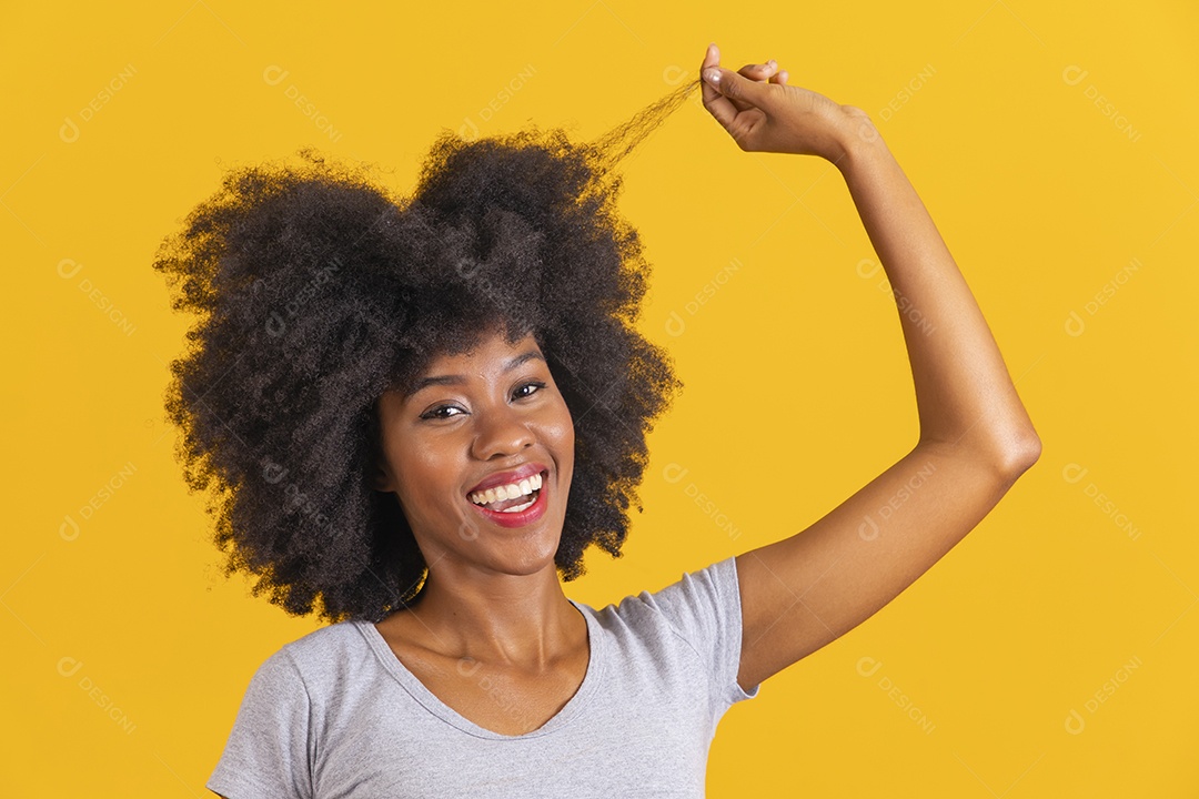 Mulher jovem morena cabelo cacheado sobre fundo isolado amarelo