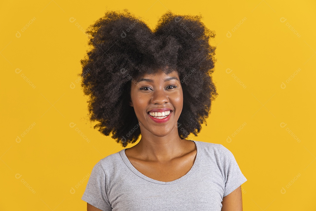 Mulher jovem morena cabelo cacheado sobre fundo isolado amarelo