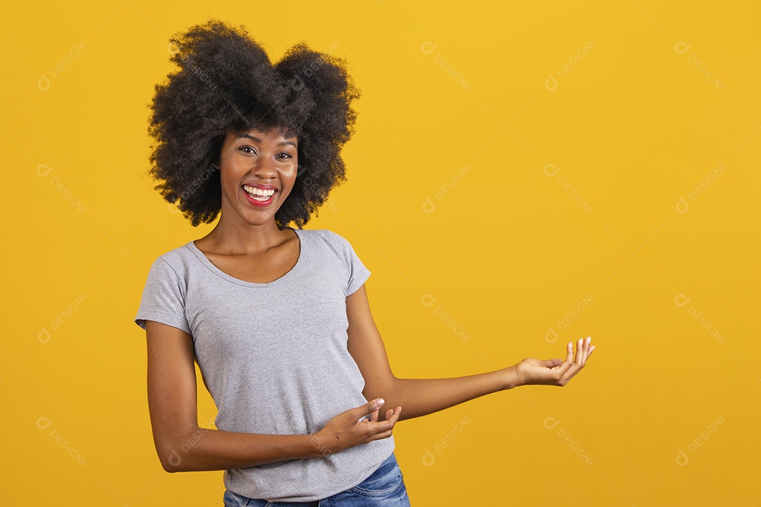 Mulher jovem morena cabelo cacheado sobre fundo isolado amarelo