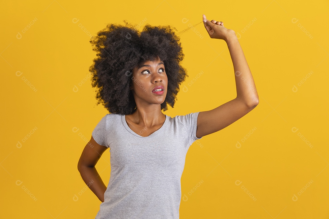 Mulher jovem morena cabelo cacheado sobre fundo isolado amarelo