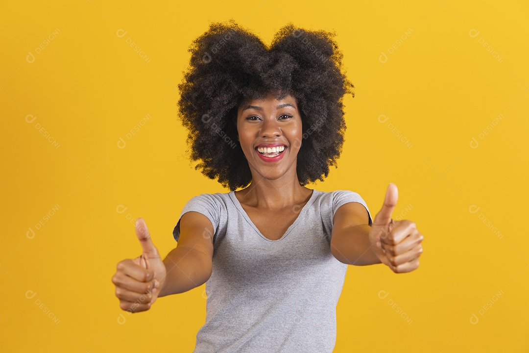 Mulher jovem morena cabelo cacheado sobre fundo isolado amarelo