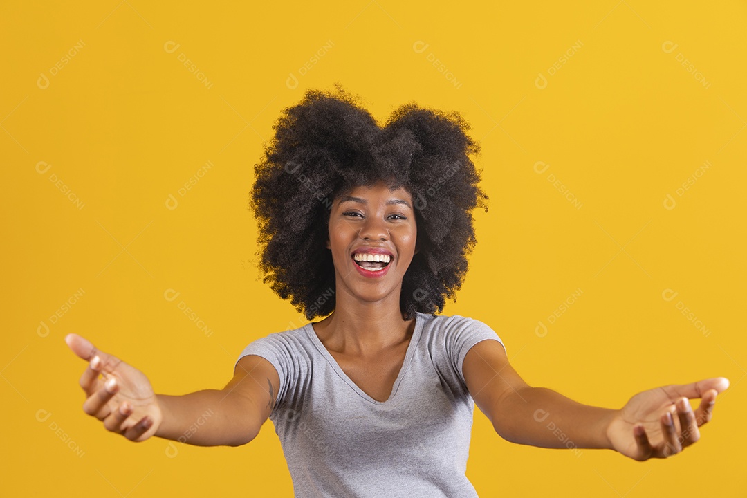 Mulher jovem morena cabelo cacheado sobre fundo isolado amarelo