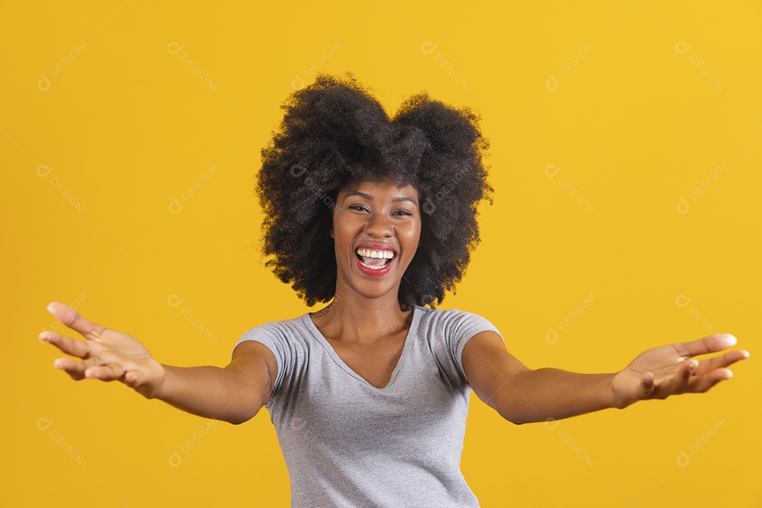 Mulher jovem morena cabelo cacheado sobre fundo isolado amarelo