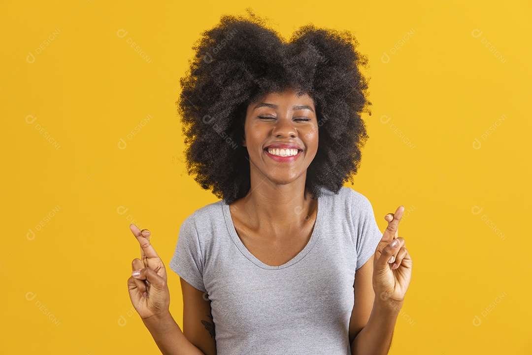 Mulher jovem morena cabelo cacheado sobre fundo isolado amarelo