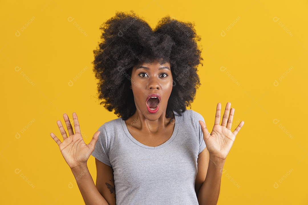 Mulher jovem morena cabelo cacheado sobre fundo isolado amarelo