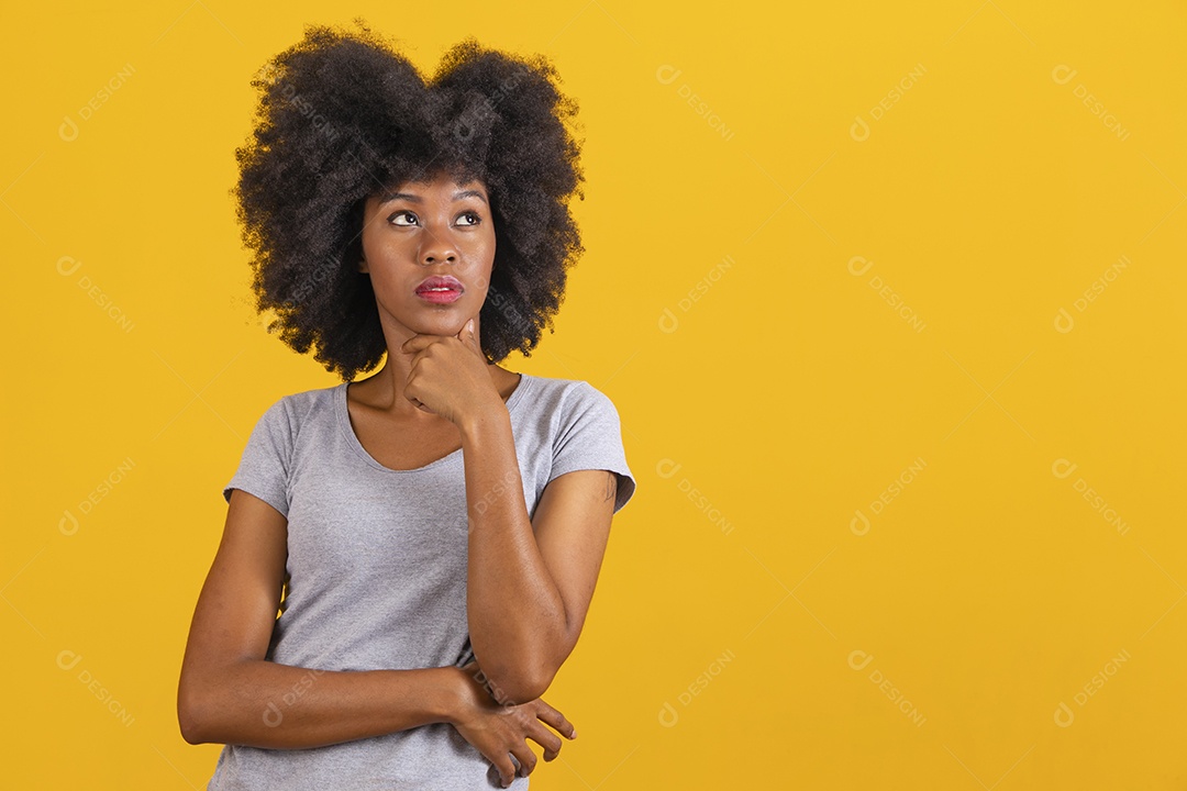 Mulher jovem morena cabelo cacheado sobre fundo isolado amarelo