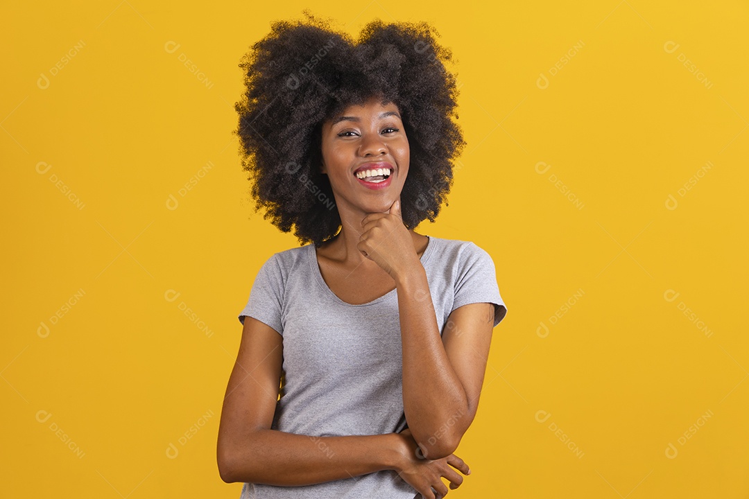 Mulher negra sorridente usando uma camiseta cinza