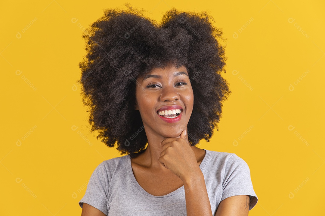 Mulher negra sorridente usando uma camiseta cinza