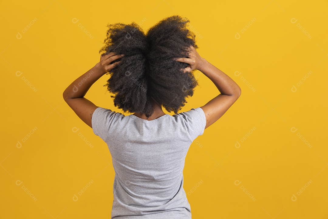 Mulher negra usando uma camiseta cinza de costas