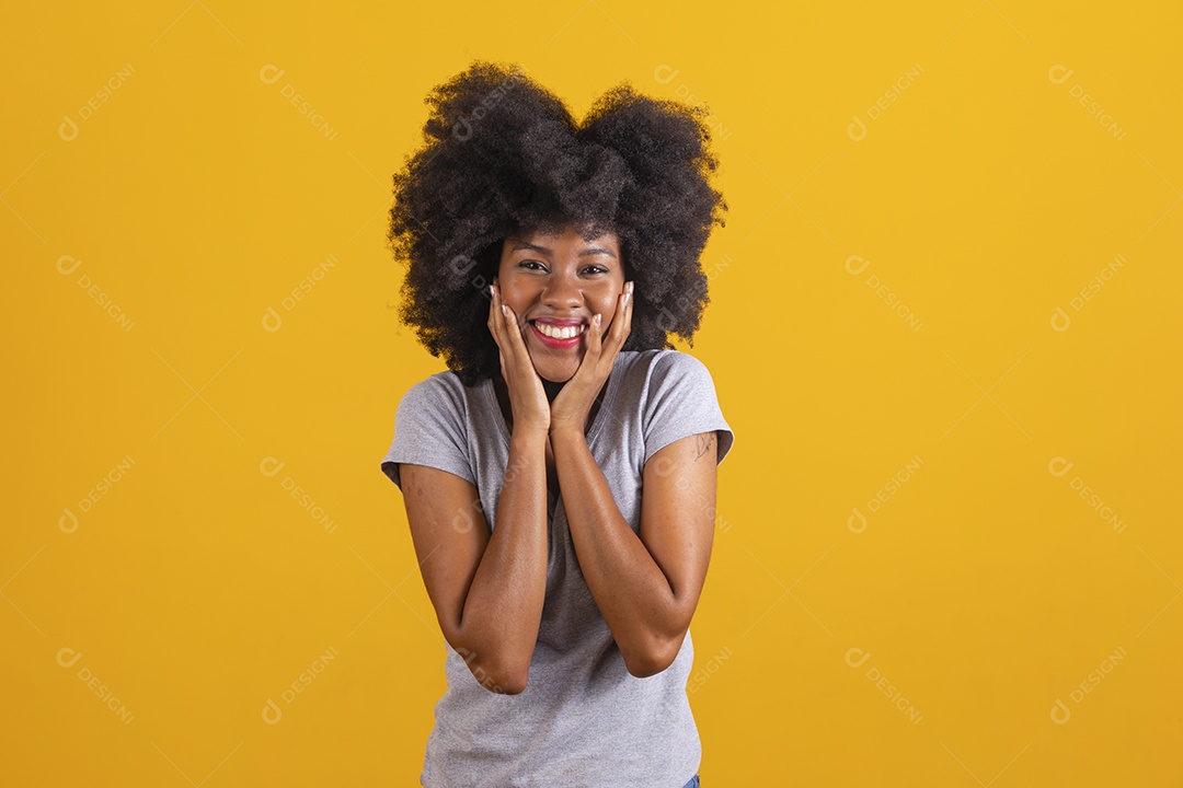 Mulher negra sorridente usando uma camiseta cinza fazendo gestos