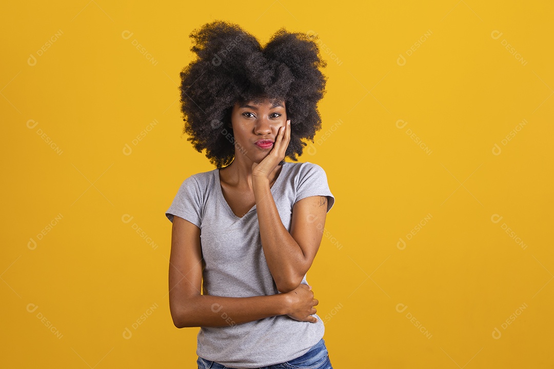 Mulher negra sorridente usando uma camiseta cinza fazendo gestos