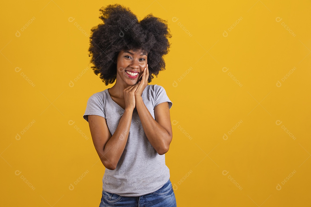 Mulher negra sorridente usando uma camiseta cinza fazendo gestos