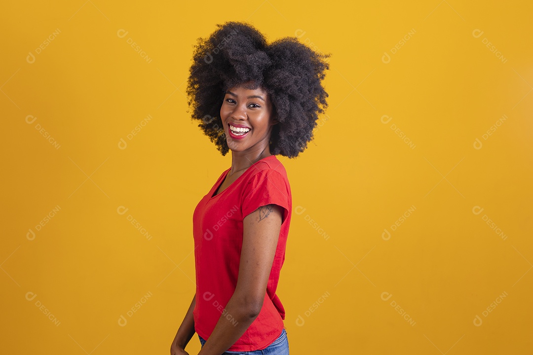 Mulher negra sorridente usando uma camiseta vermelha fazendo gestos