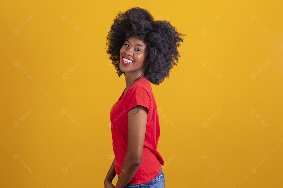 Mulher negra sorridente usando uma camiseta vermelha fazendo gestos
