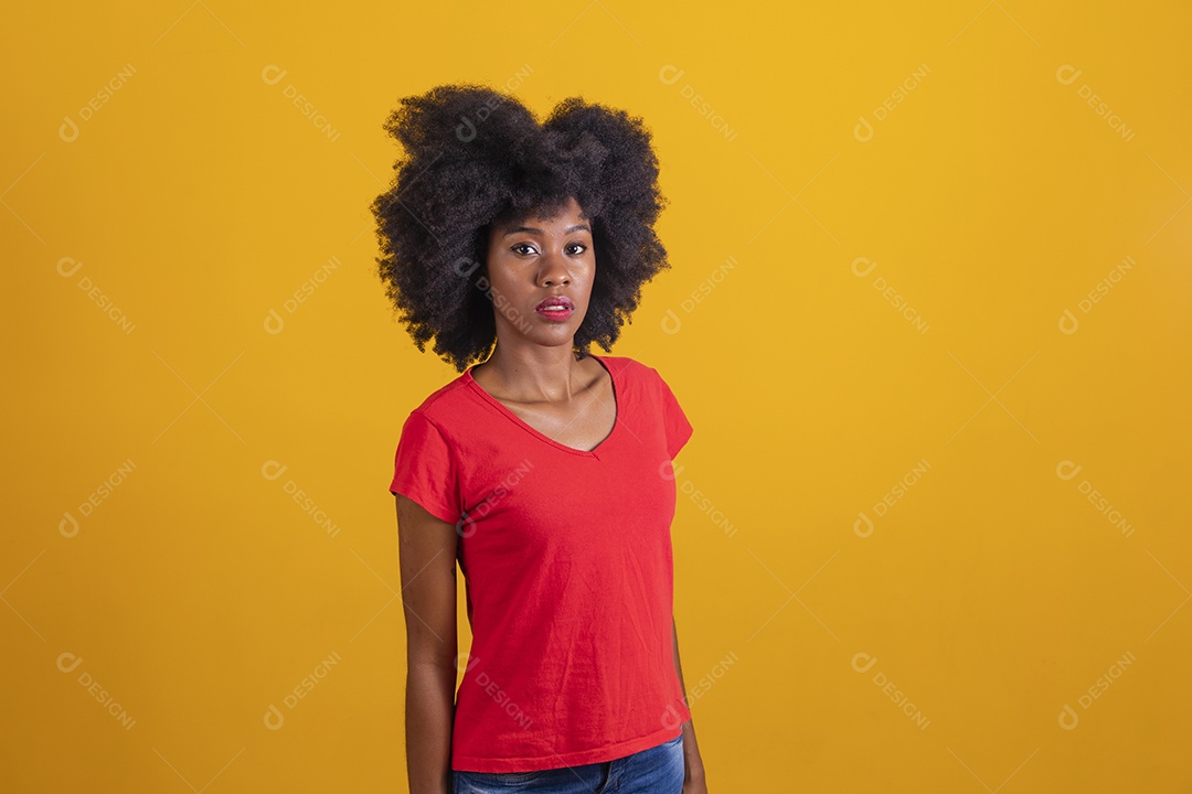 Mulher negra sorridente usando uma camiseta vermelha fazendo gestos