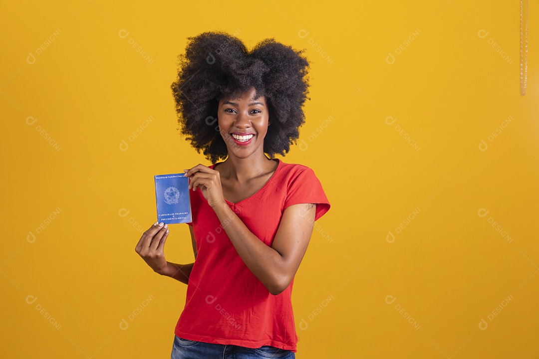 Mulher negra sorridente usando uma camiseta vermelha e fazendo gestos