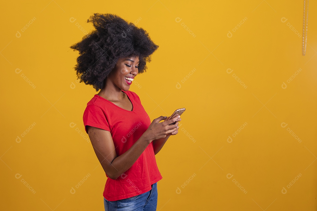 Mulher negra sorridente usando uma camiseta vermelha e fazendo gestos