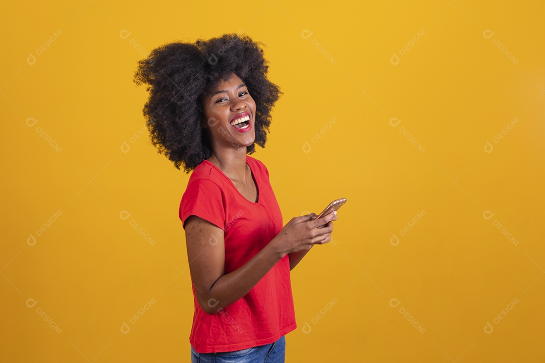 Mulher negra sorridente usando uma camiseta vermelha e fazendo gestos