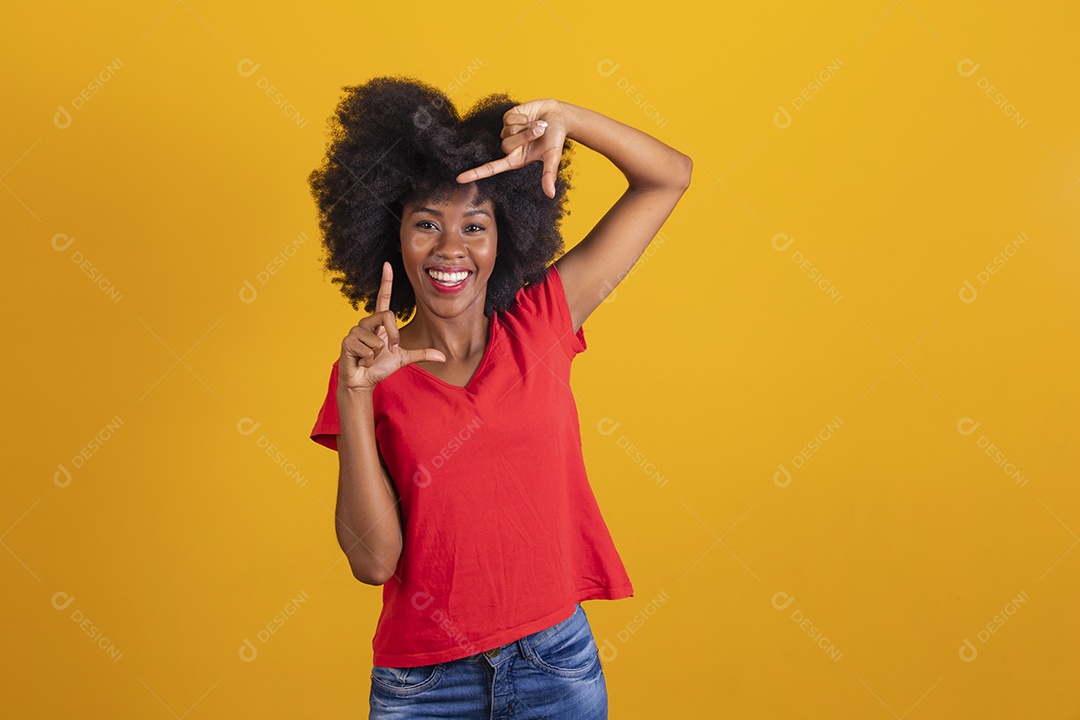 Mulher negra sorridente usando uma camiseta vermelha e fazendo gestos