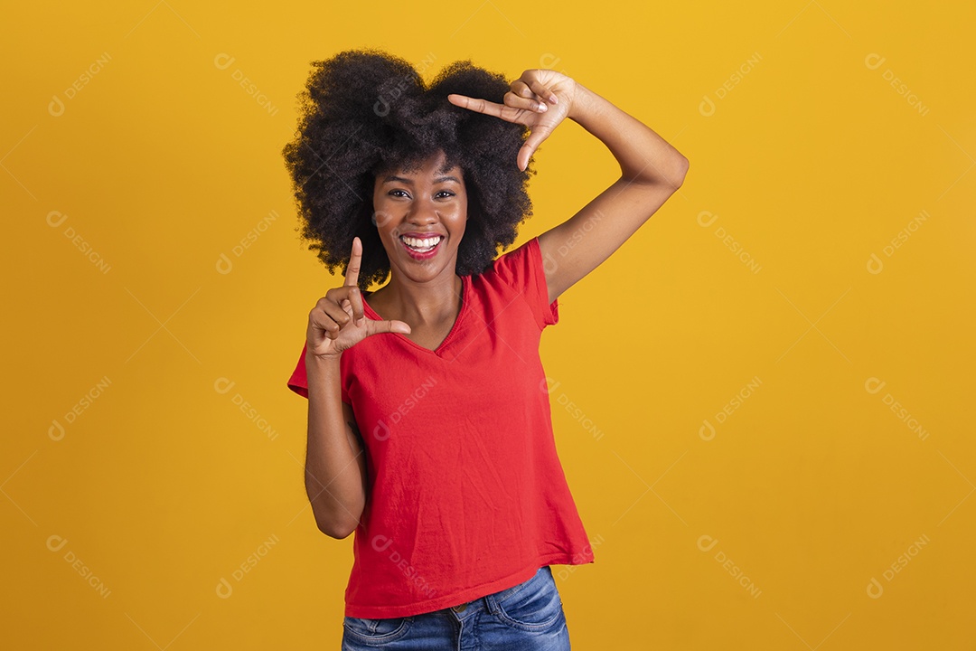 Mulher negra sorridente usando uma camiseta vermelha e fazendo gestos