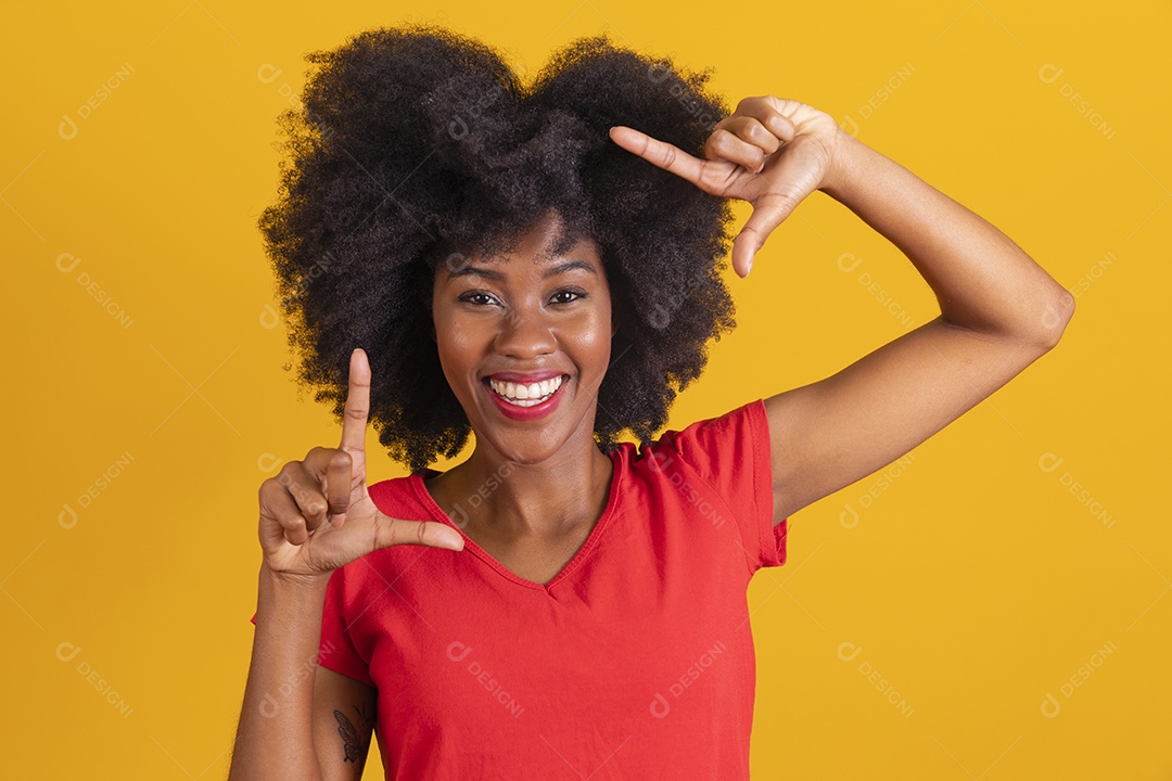 Mulher negra sorridente usando uma camiseta vermelha e fazendo gestos