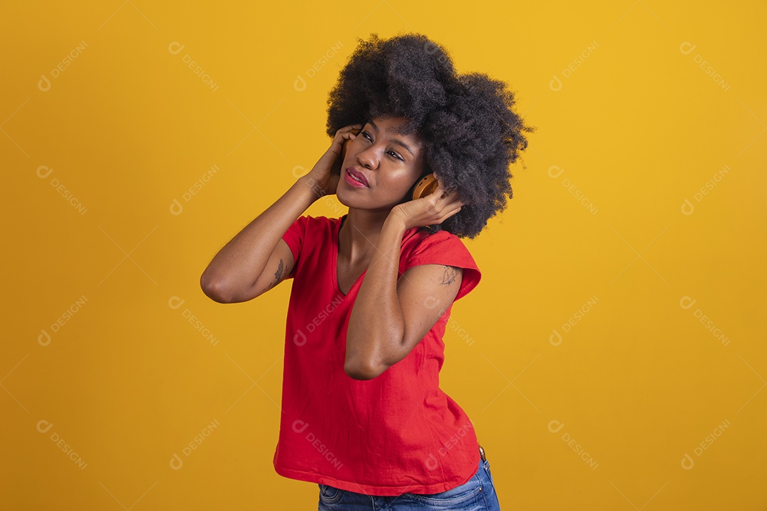 Mulher negra sorridente usando uma camiseta vermelha e fazendo gestos