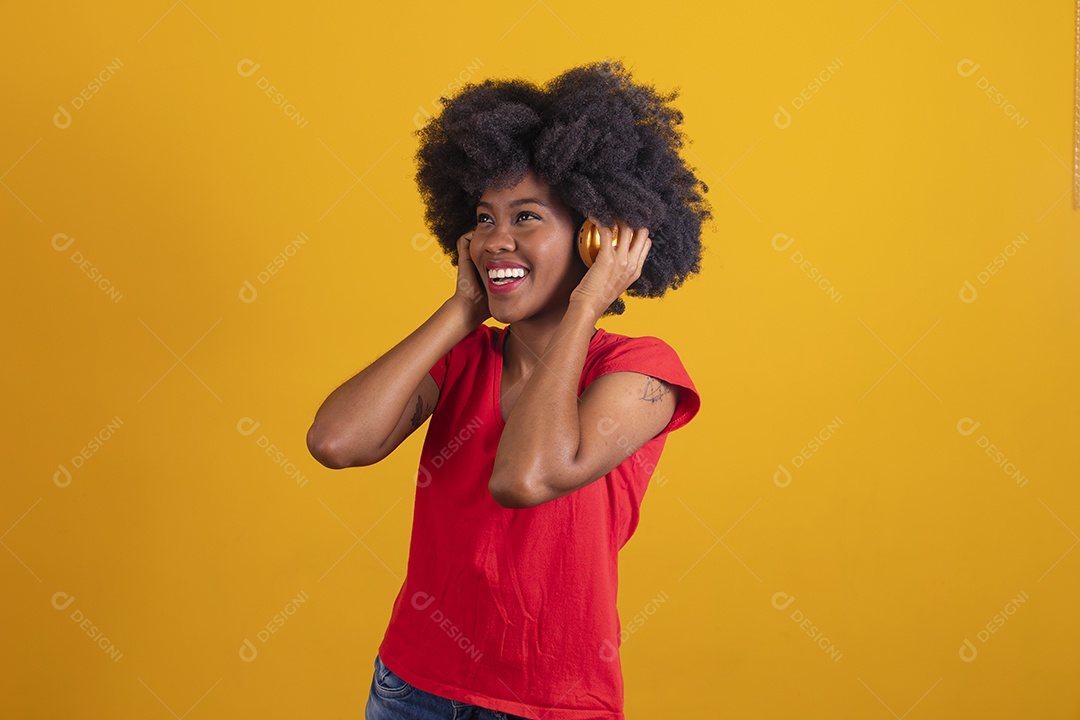Mulher negra sorridente usando uma camiseta vermelha e fazendo gestos