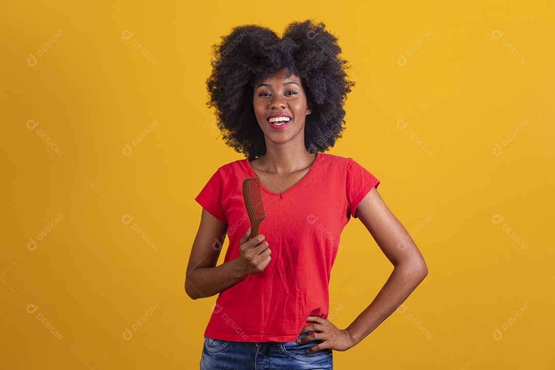 Mulher negra sorridente usando uma camiseta vermelha e fazendo gestos