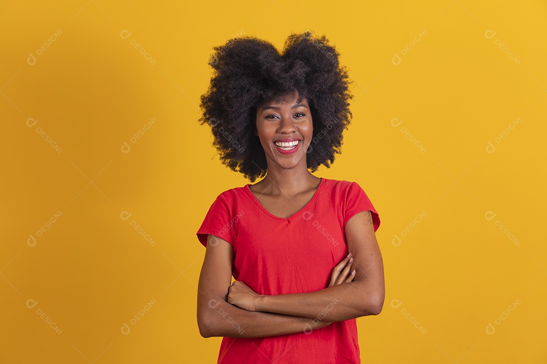 Mulher negra sorridente usando uma camiseta vermelha e fazendo gestos