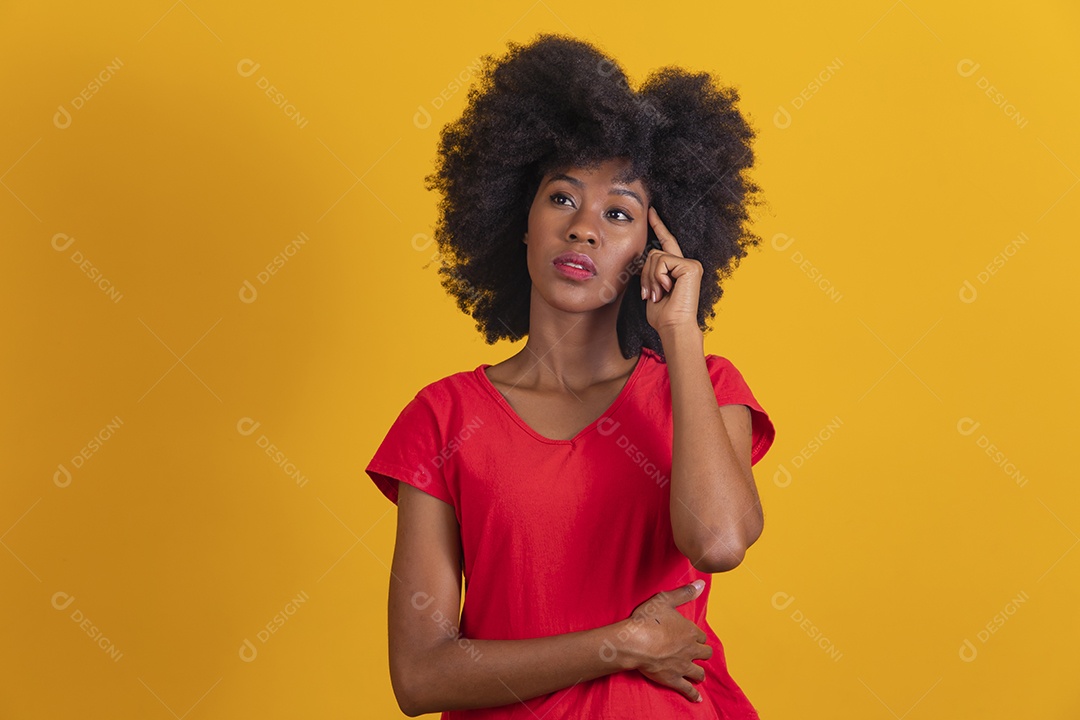 Mulher negra sorridente usando uma camiseta vermelha e fazendo gestos