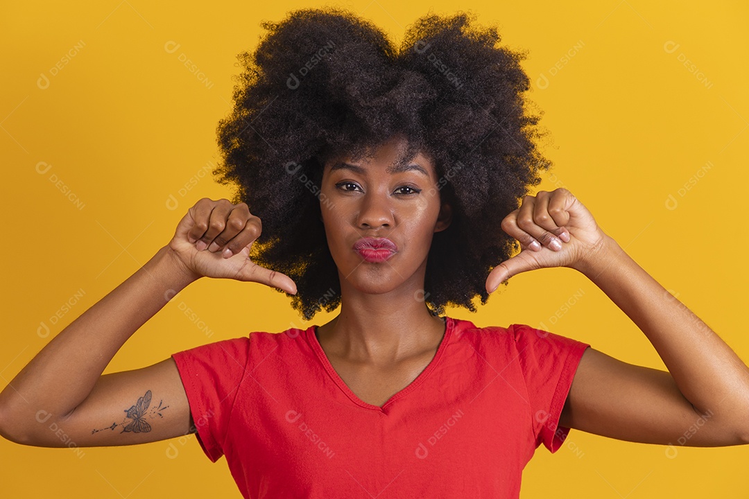 Mulher negra sorridente usando uma camiseta vermelha e fazendo gestos